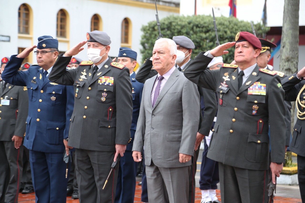 Saludo del ministro de Defensa Nacional a sus Fuerzas Armadas por